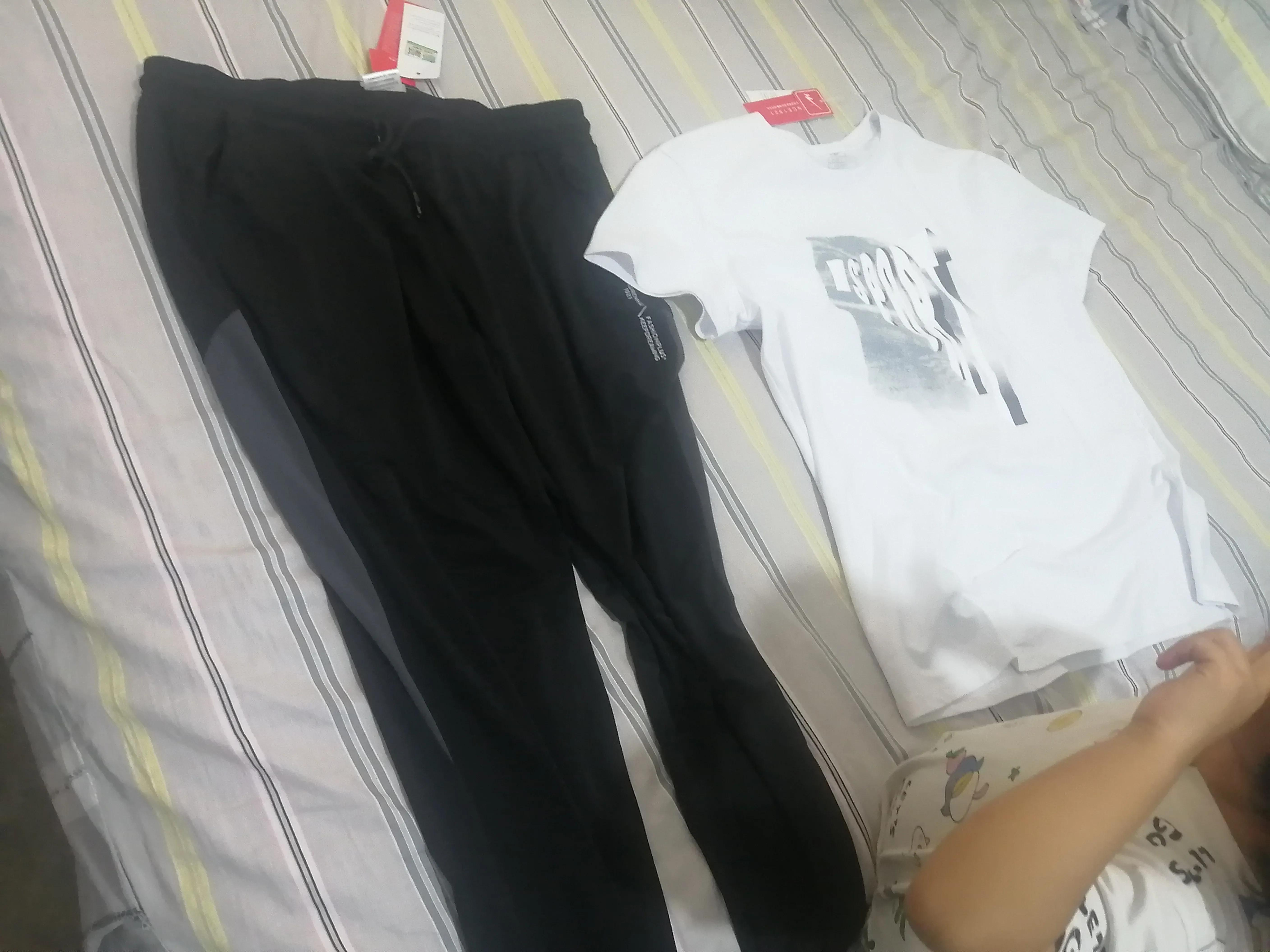 带着二宝去购物,带小宝去买婴儿衣服