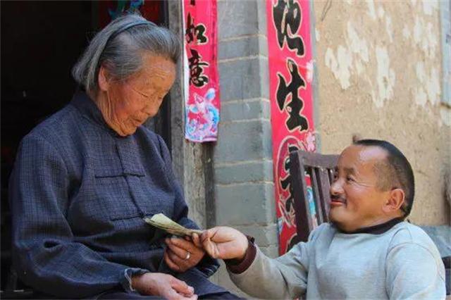 00后小伙靠捡废品养活一家4口,一男子捡垃圾养瘫痪妻子