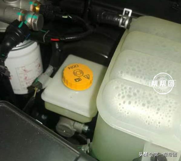 汽车防冻液突然哗哗漏了一地,3年车就漏冷却液