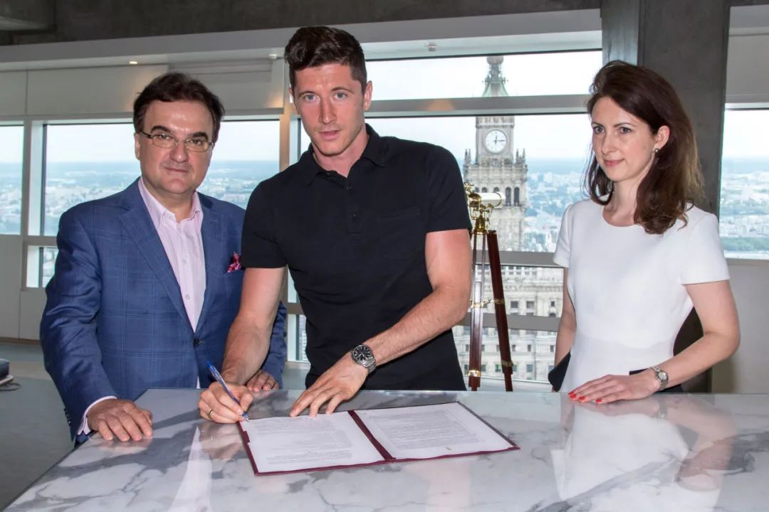 莱万多夫斯基属于巨星吗,莱万多夫斯基加盟巴萨吗