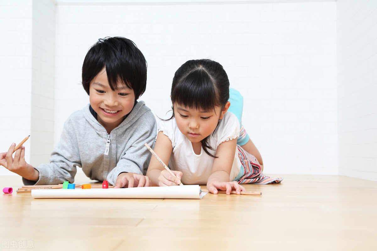 如何看待孩子乱涂乱贴,小孩子乱涂乱画画怎么教育