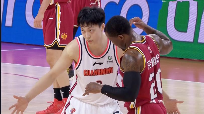 胡明轩首发出战31分钟拿到19+2+5+1,胡明轩连续21助广东队