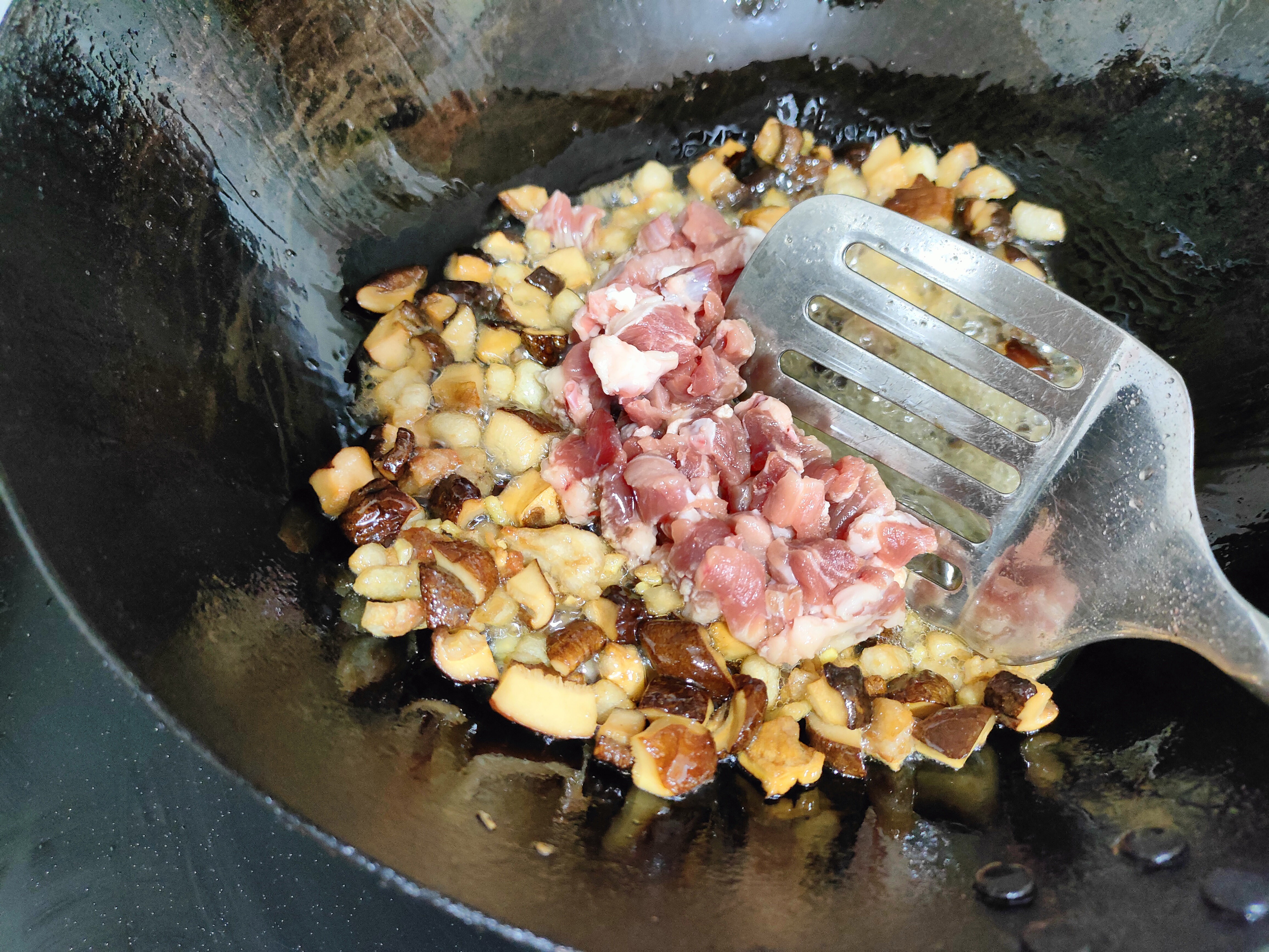 立夏了,这肉酱可以多做点,一周都不坏,拌面、拌饭夹馒头可香了