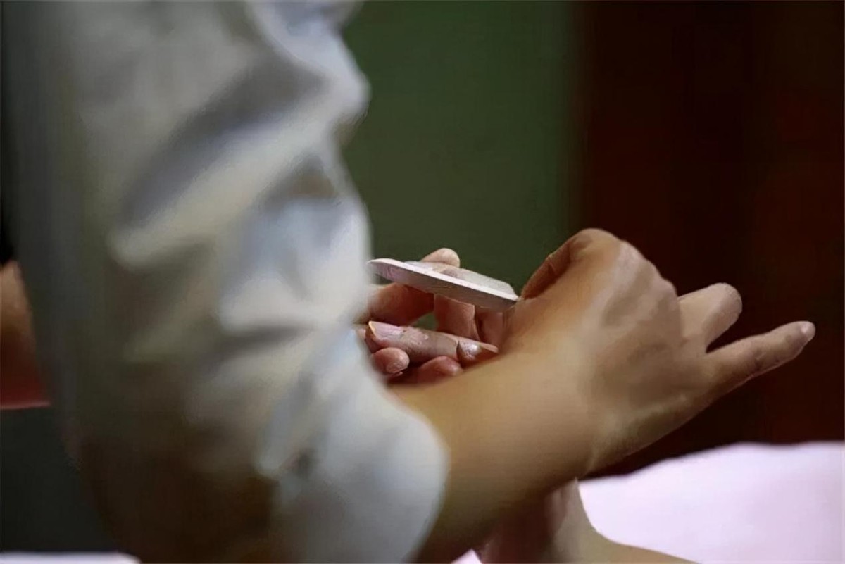 入殓师为什么不能触碰亲人的尸体,人死后必须要用入殓师吗