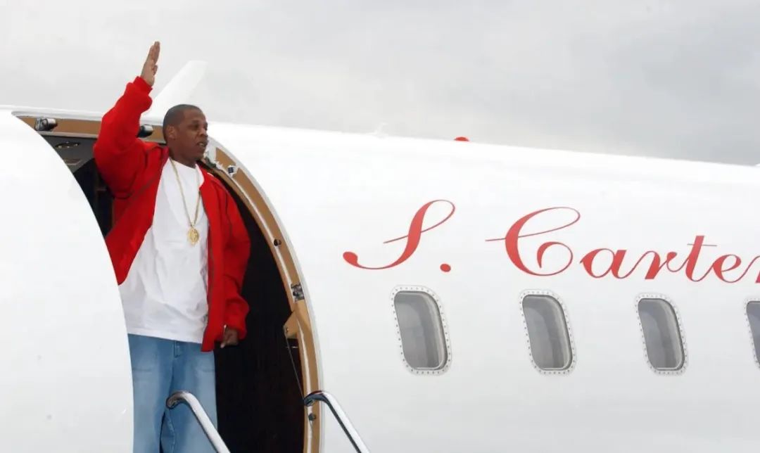 花五亿买了私人飞机后，名人都用它干什么了？