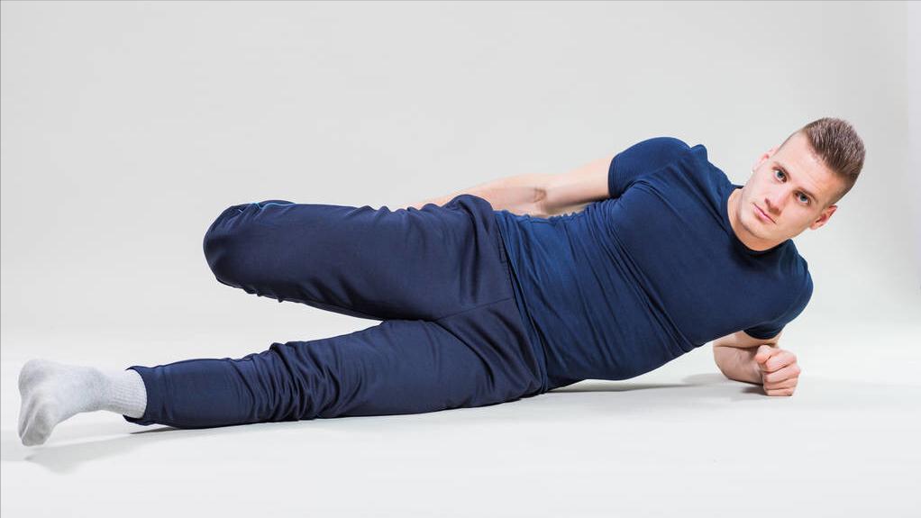 徒手深蹲高难度动作练大腿根肌肉,徒手深蹲锻炼腿部肌肉