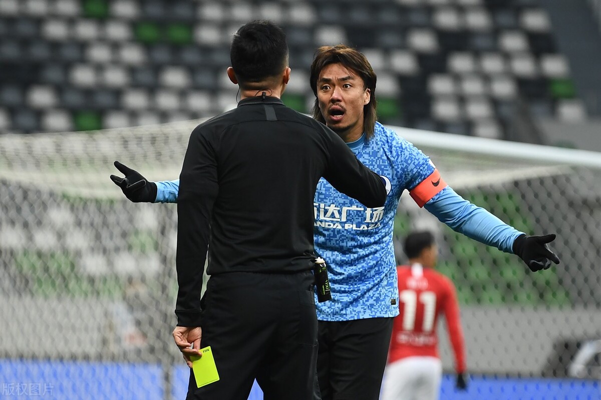 值得尊敬！保级大战上演逆转大戏，重庆队1-0战胜大连人