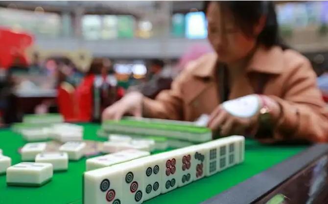 小伙经营麻将馆自己发明纸牌,小伙发明纸牌麻将