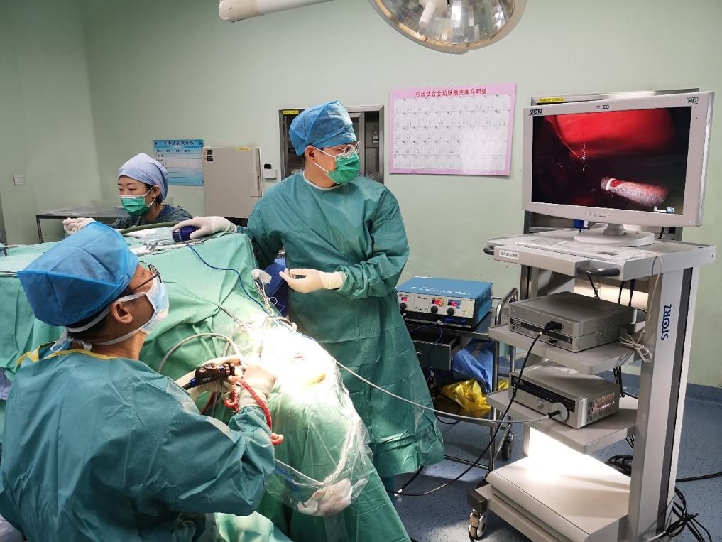 老人摔倒致硬膜下血肿哈医大一院神外梁洪生20分钟快速清除！