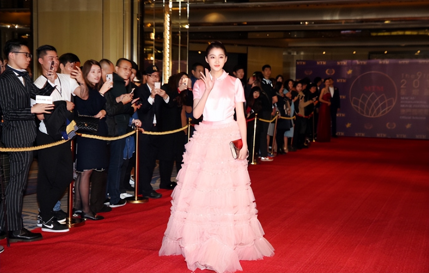 关晓彤为谁挡热搜,关晓彤烂大街造型