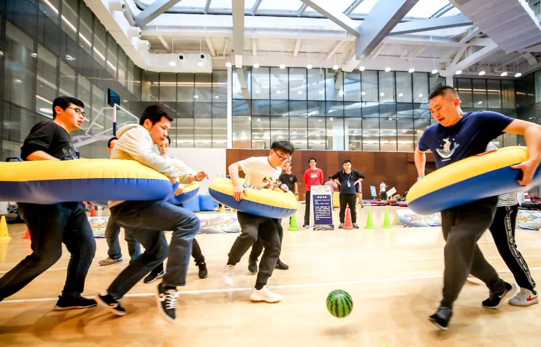 团建趣味飞机游戏怎么玩,趣游研学营