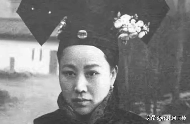 30个老照片记录女子与洋人*片鸦**烟枪下的白日梦