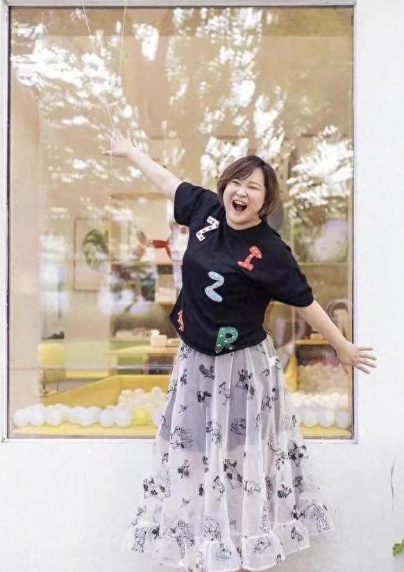 贾玲暴瘦50斤如同换了个人,贾玲暴瘦40斤后颜值逆天