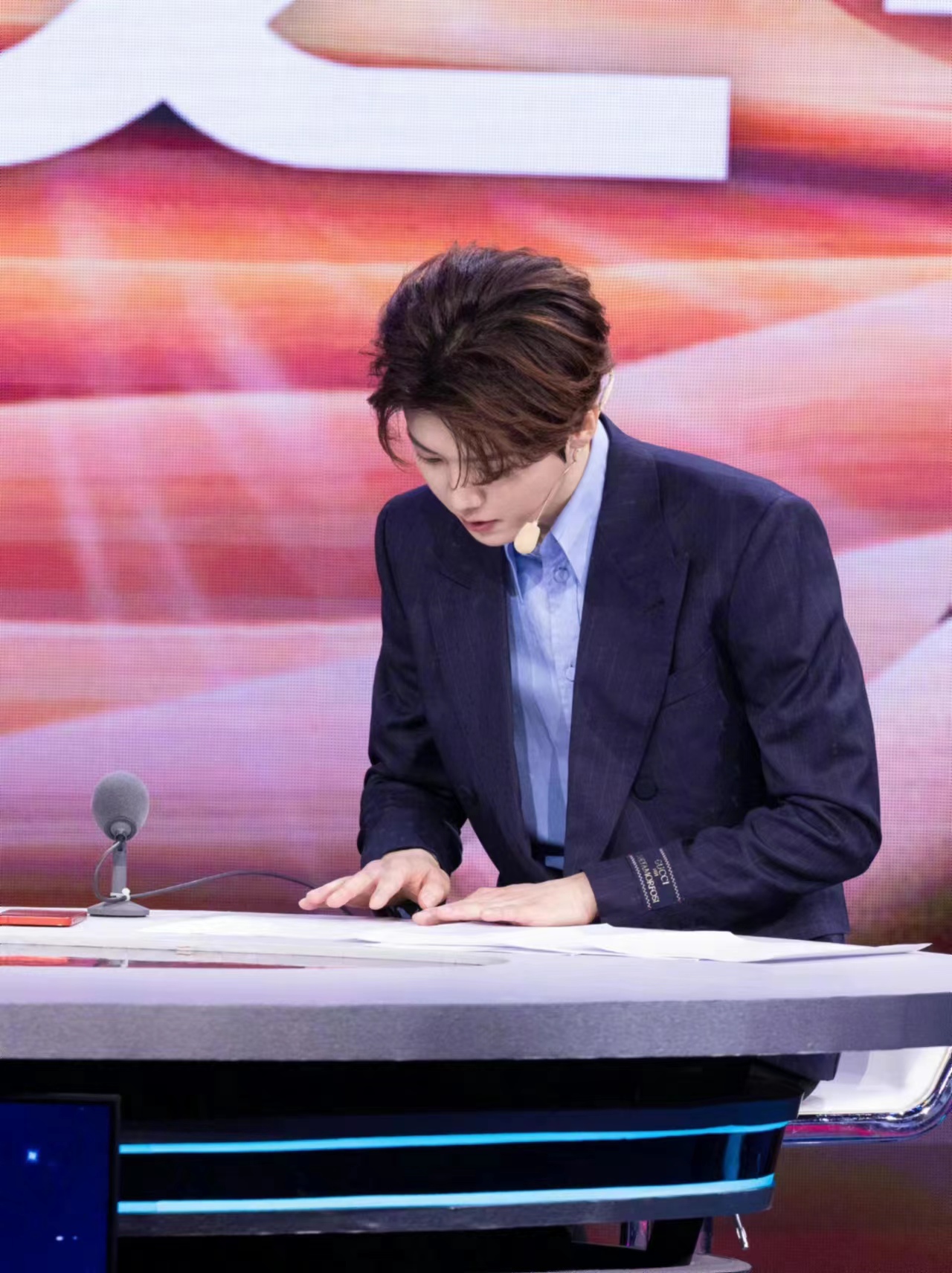 鹿晗蓝色西装世界杯,鹿晗穿西装解说世界杯