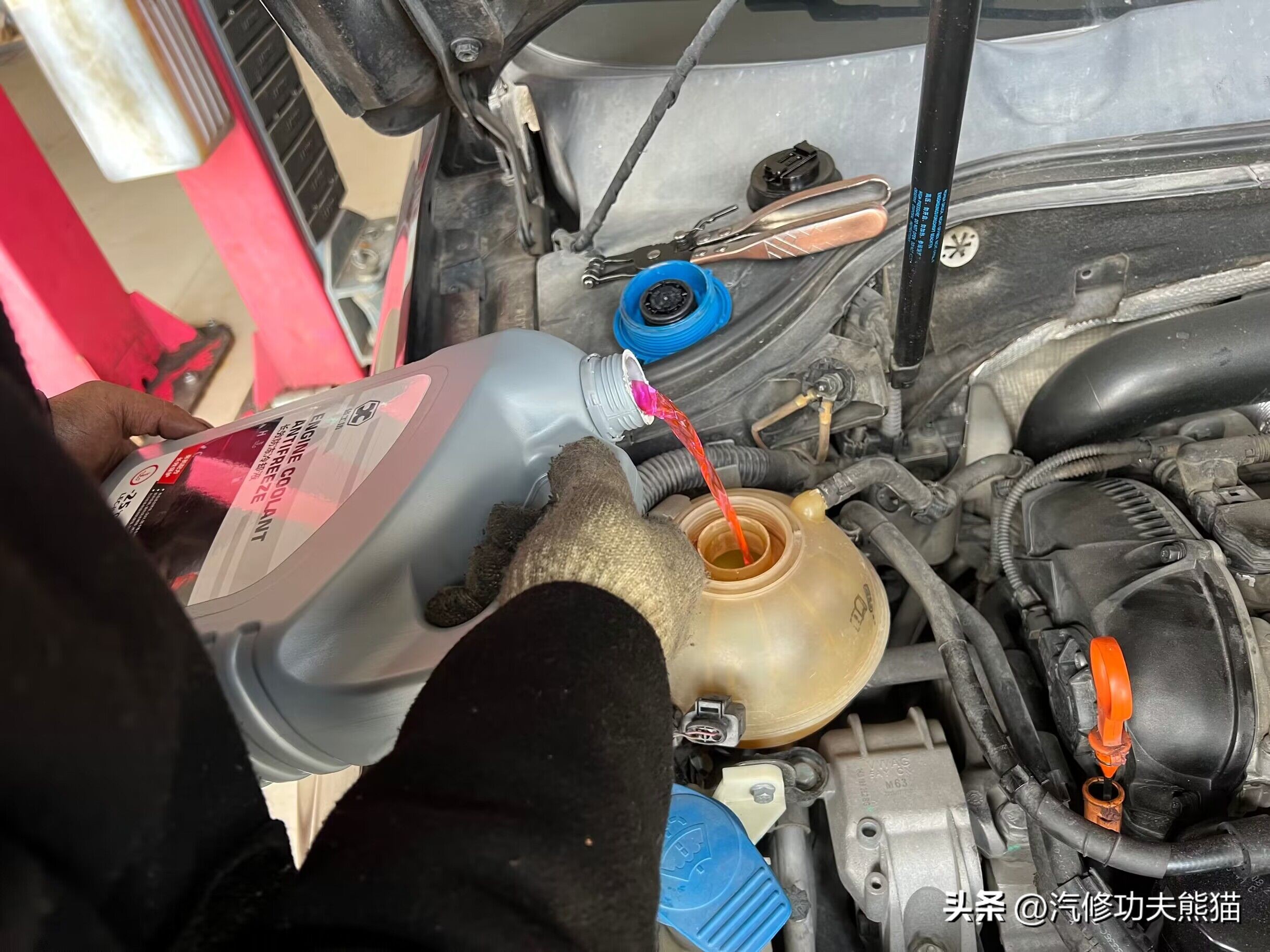 大众迈腾发动机漏油漏水吗,迈腾b72.0t发动机侧面漏油