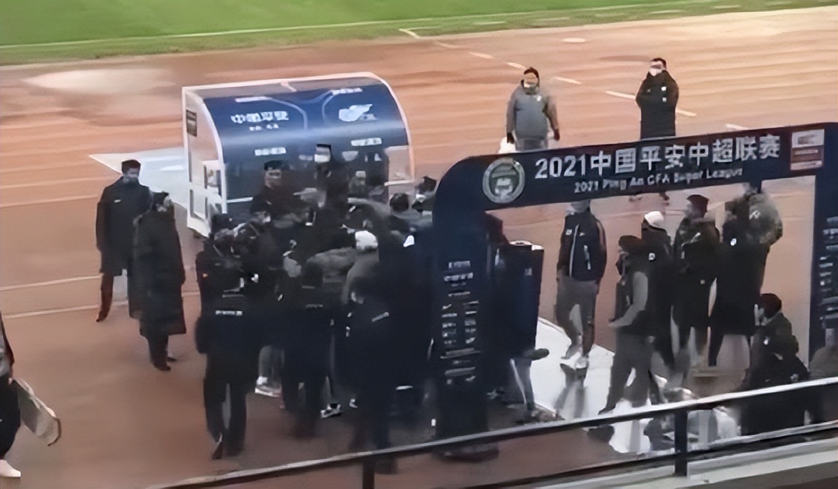 威慑感十足的足球裁判,足球裁判你说尴尬不尴尬