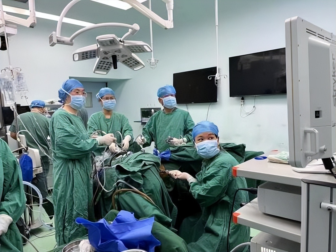 妇科子宫切除手术,妇产科医生切除子宫