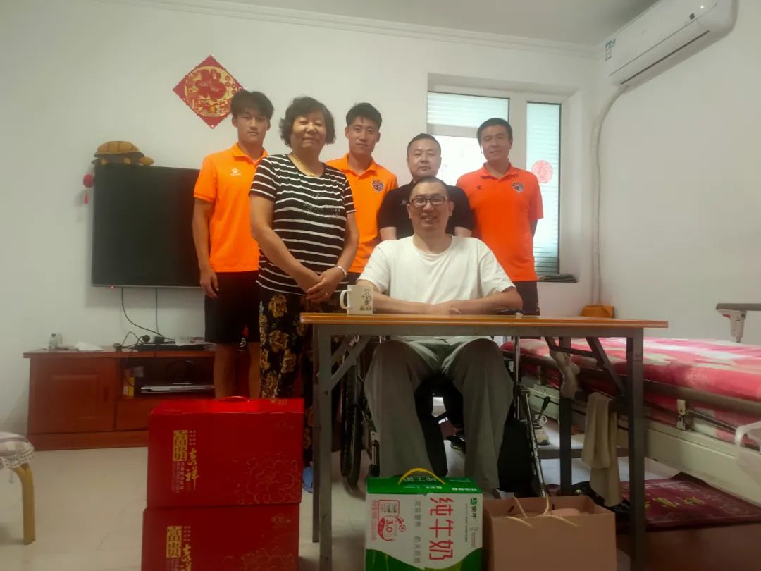 祈月送福中秋节前夕海牛俱乐部走访球迷