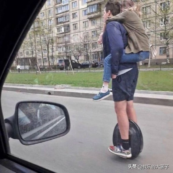 欢乐网图：手机带了但快没电了，又要用也没法充电，那才叫难受呢