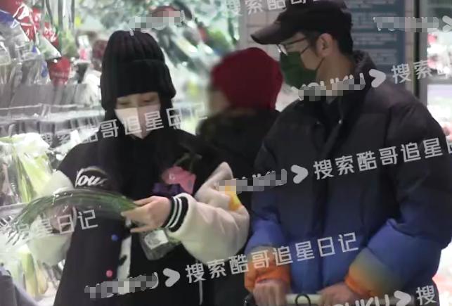 42岁柳岩恋情疑曝光,柳岩自曝恋情年轻照片