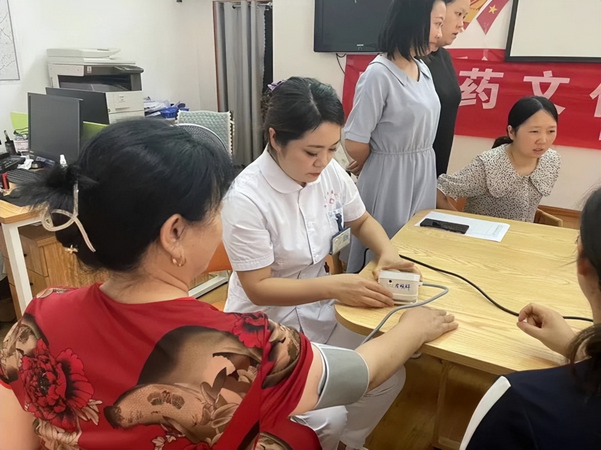 内江市中医医院义诊,爱心义诊进社区健康卫士展风采