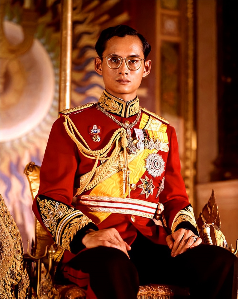 现在还要跪拜泰国王吗,泰国王室跪拜礼