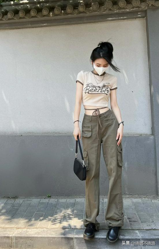 今年特流行工装裤时尚百搭又有型,工装裤女卡其色搭配红色平底鞋