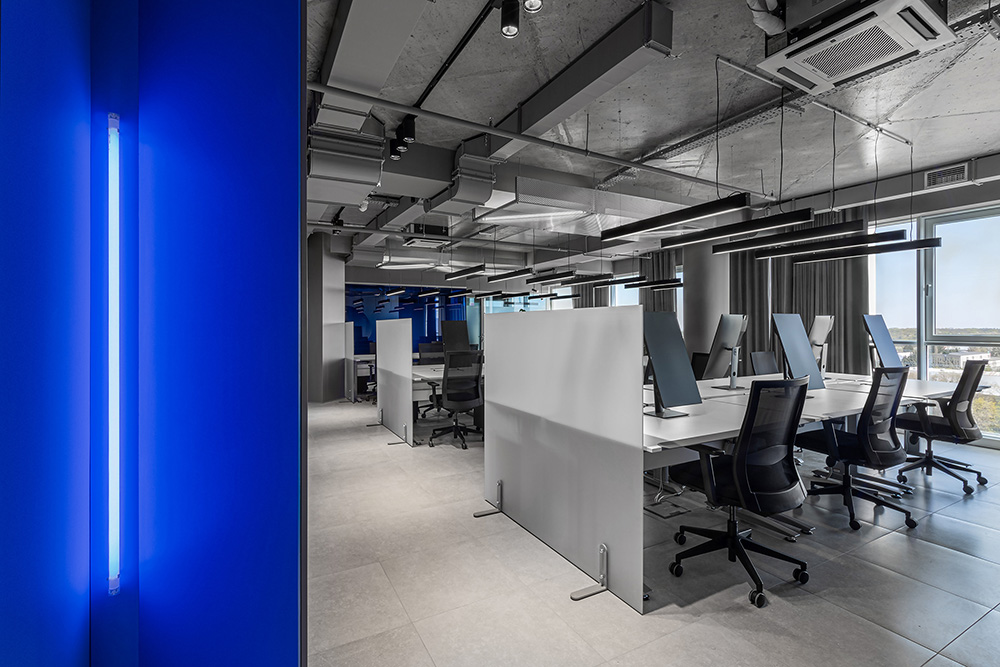 红蓝渐变手机游戏开发公司基辅办公设计欣赏