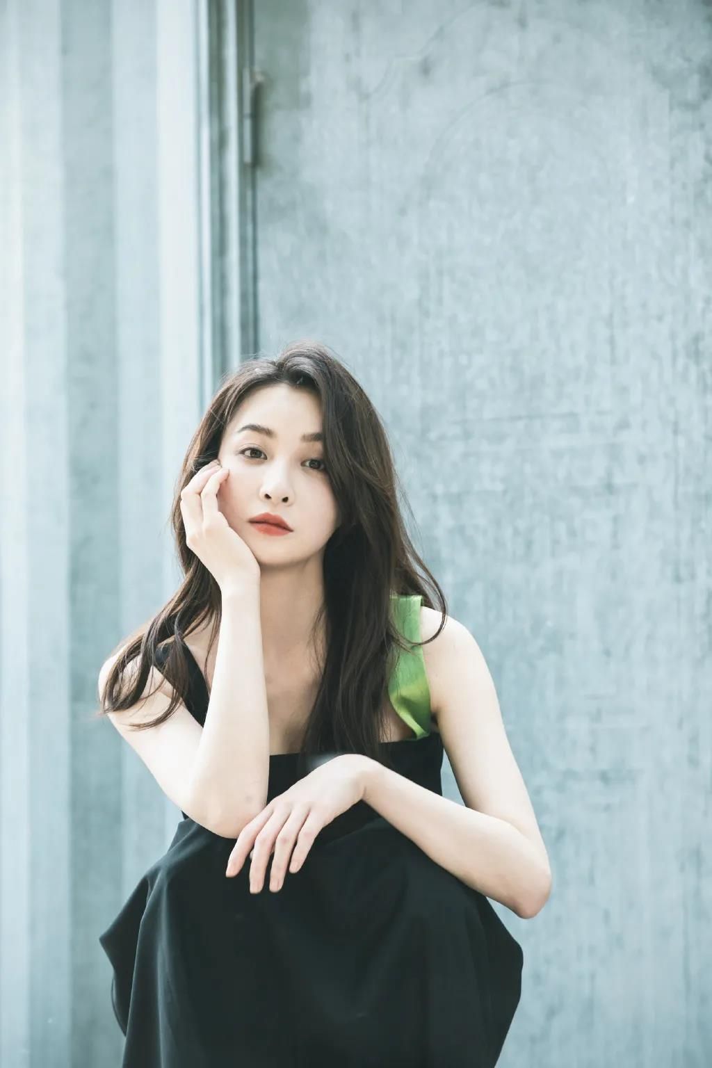 隆妮深v礼服,隆妮白衬衣