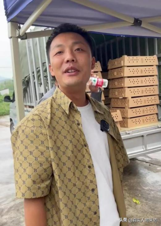 40岁养鸡一年能赚多少钱,养鸡1万只鸡一年赚50万