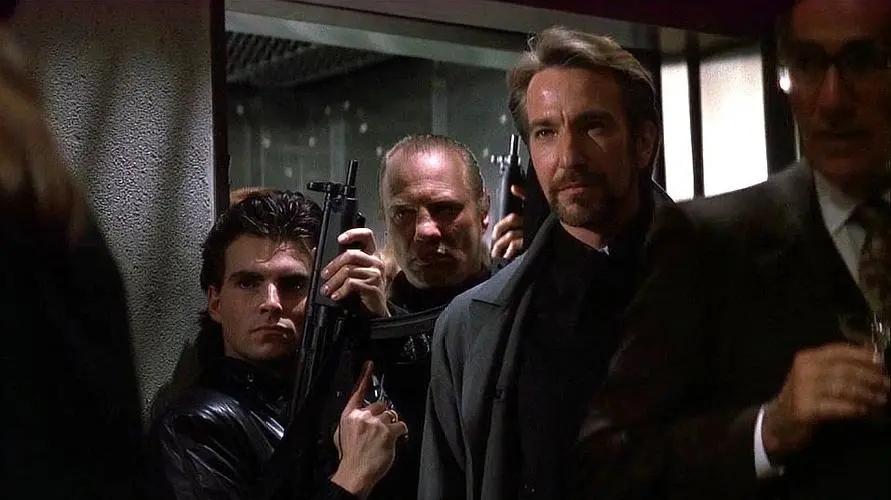 通过探索与实践,电影的拍摄有了发展，根据观众的反映来制定情节