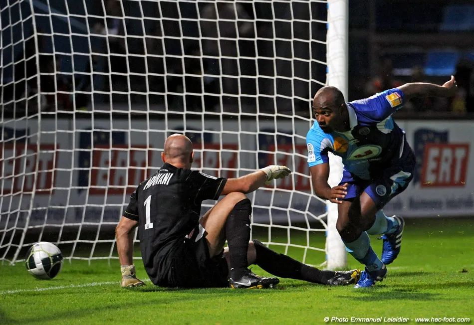 布里斯小传丨年少父亲踢球养家，法甲射手定居成都