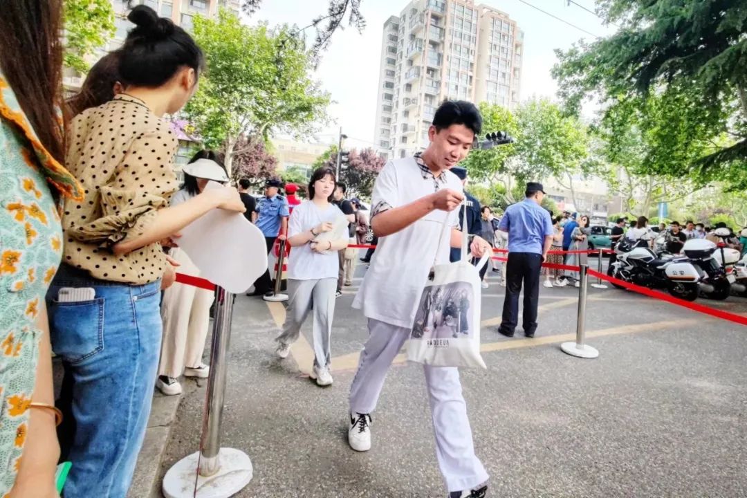 刚刚，青岛5万多勇士霸气走进战场！少年，此去何求？夺盛名、拔头筹、争魁首、独占鳌头！