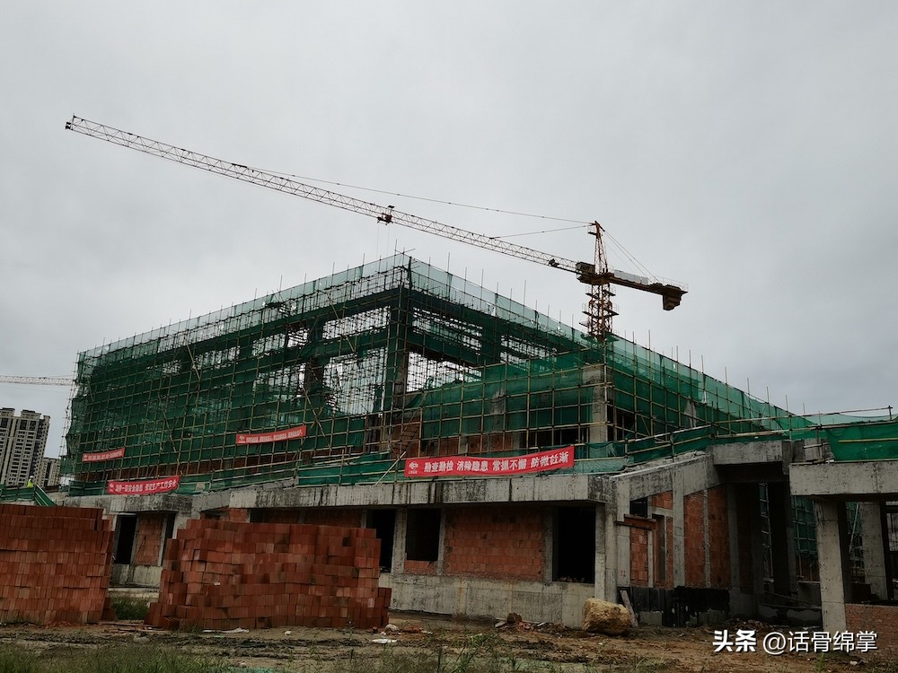 抢工期抓进度施工方案,抢时间赶工期重点项目五一忙不停