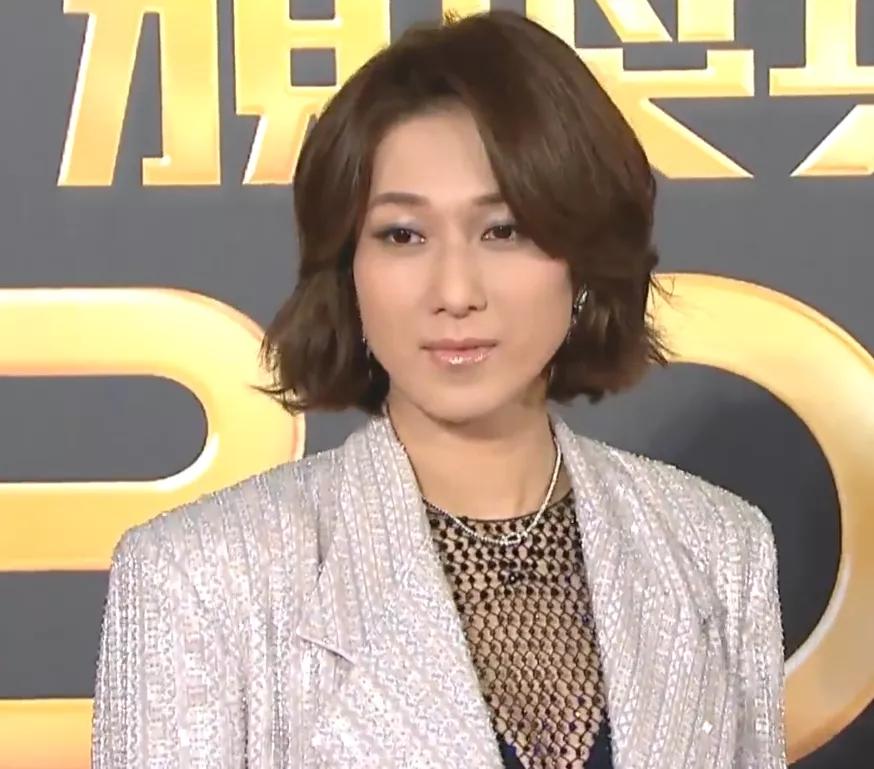 tvb花旦钟嘉欣晒独自坐湖边照,台庆tvb钟嘉欣马国明是哪一期