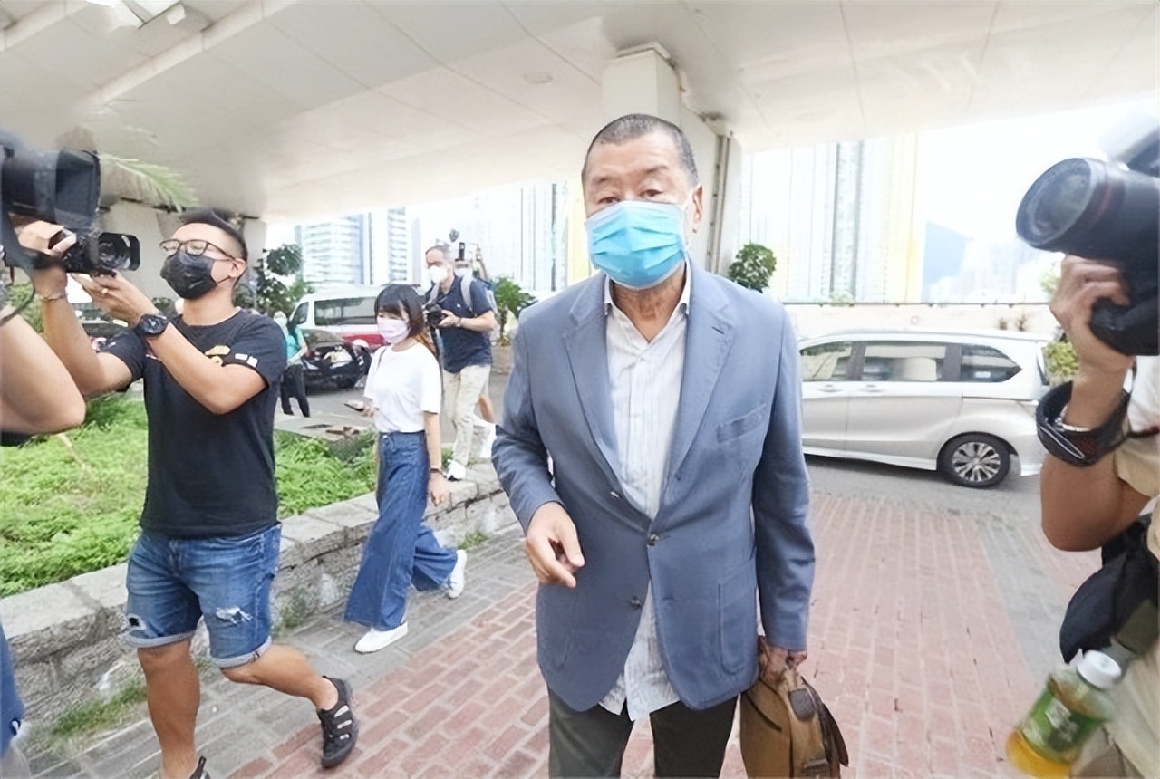 乱港头目*智英黎**，资助反对派的档案，堆起来有两米高，终将被清算