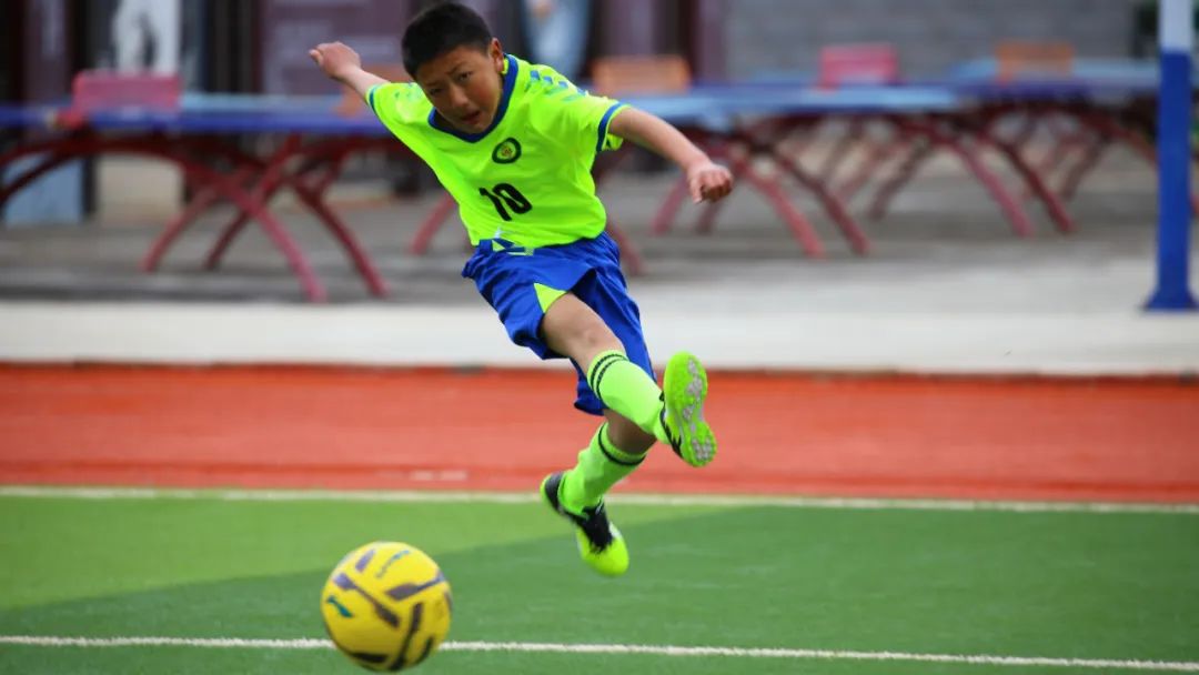 青少年足球联赛视频剪辑,少年足球赛完整视频