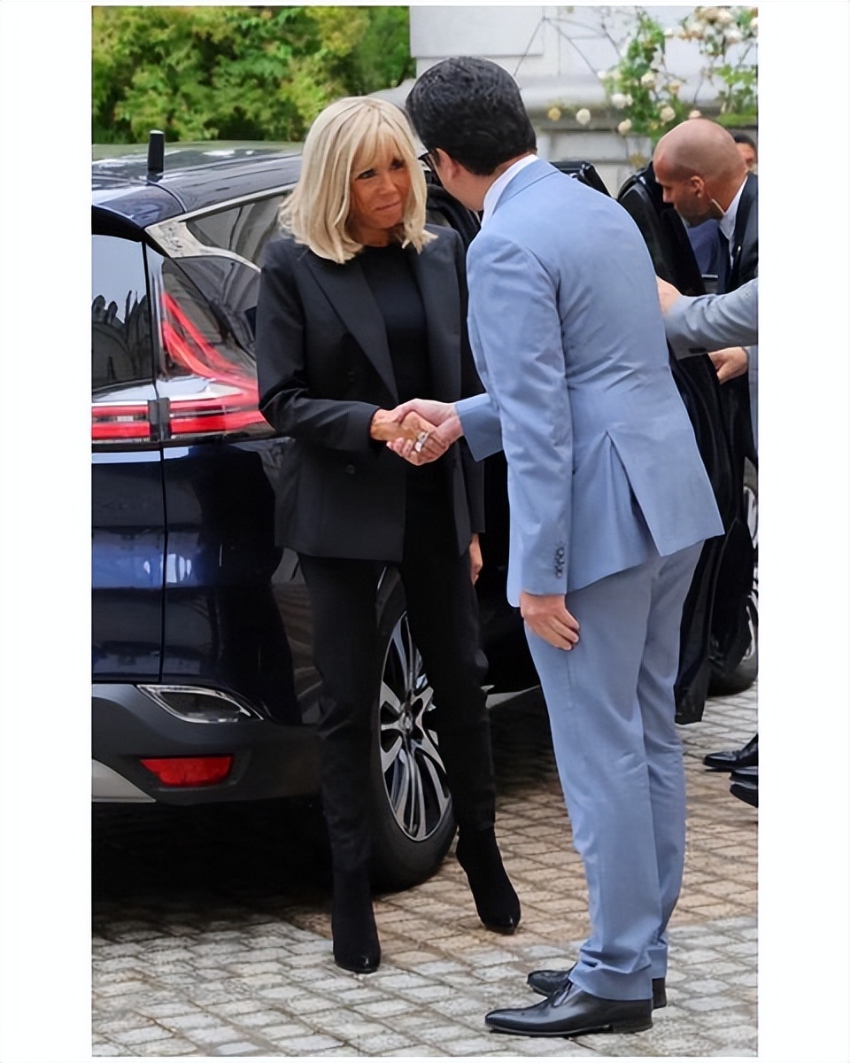 法国马克龙夫人年轻,法国第一夫人年轻照