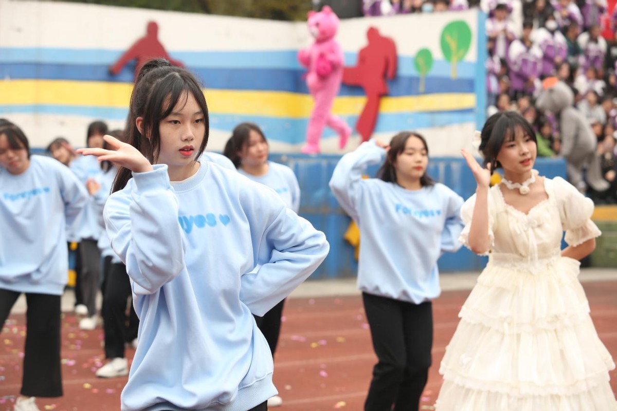 超燃超好看!四川这所中职运动会开幕式成大型cosplay现场?