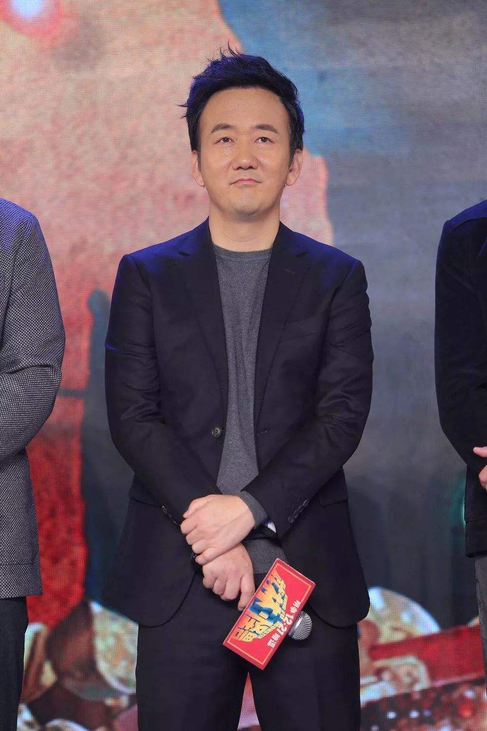 昔日爆红组合街头卖唱,曾经红极一时现在却卖唱的歌手