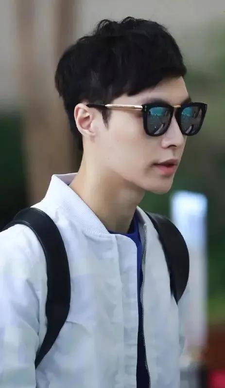 张艺兴sm新合约是什么,张艺兴微博改名