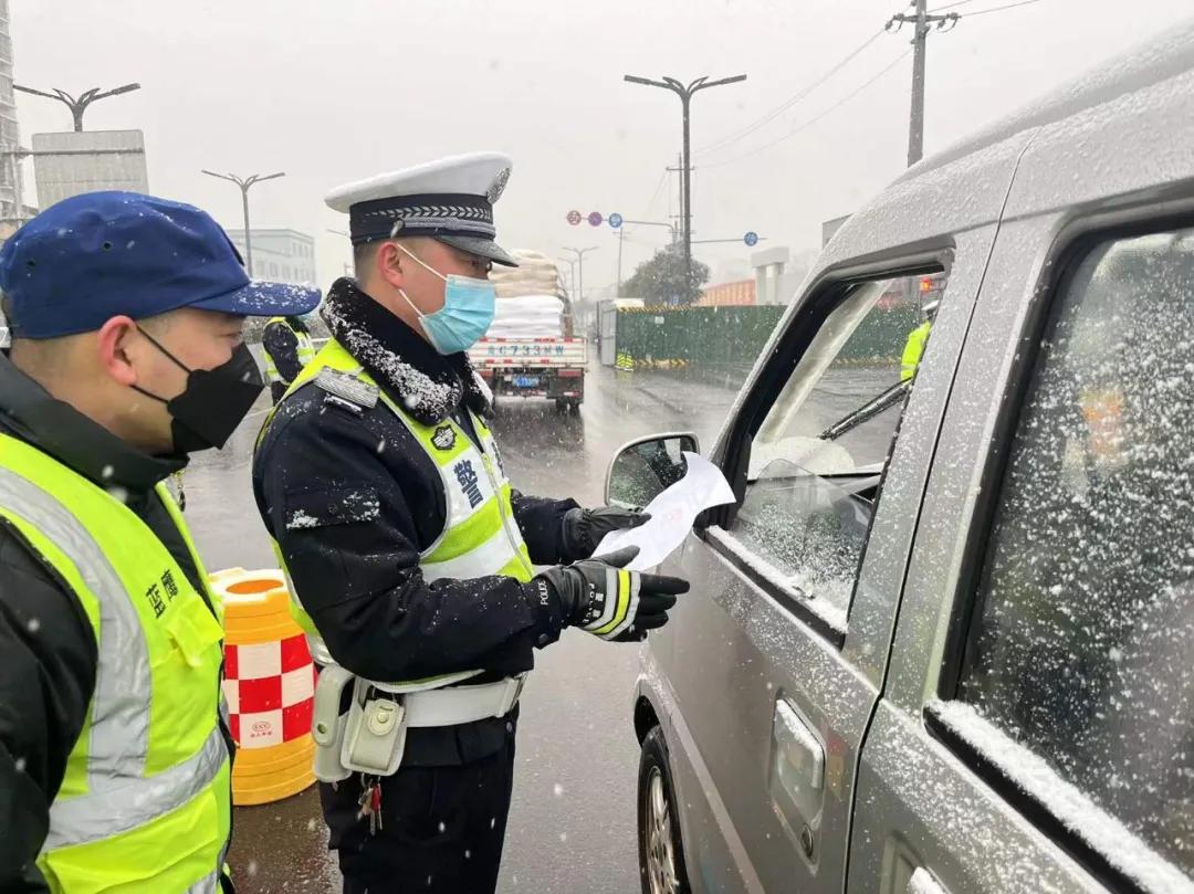 商州公安守护万家平安,守护万家团圆中秋节警察