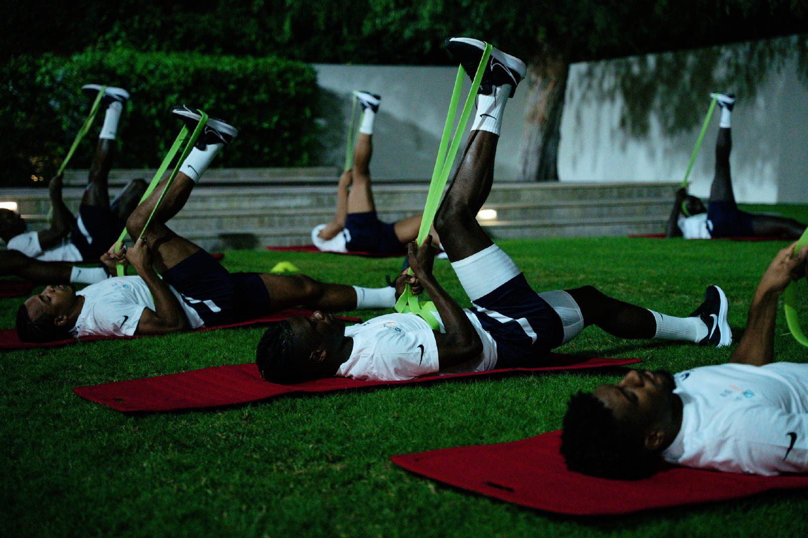 法国男足在卡塔尔的下机照火了：全是黑人，以为非洲球队来了