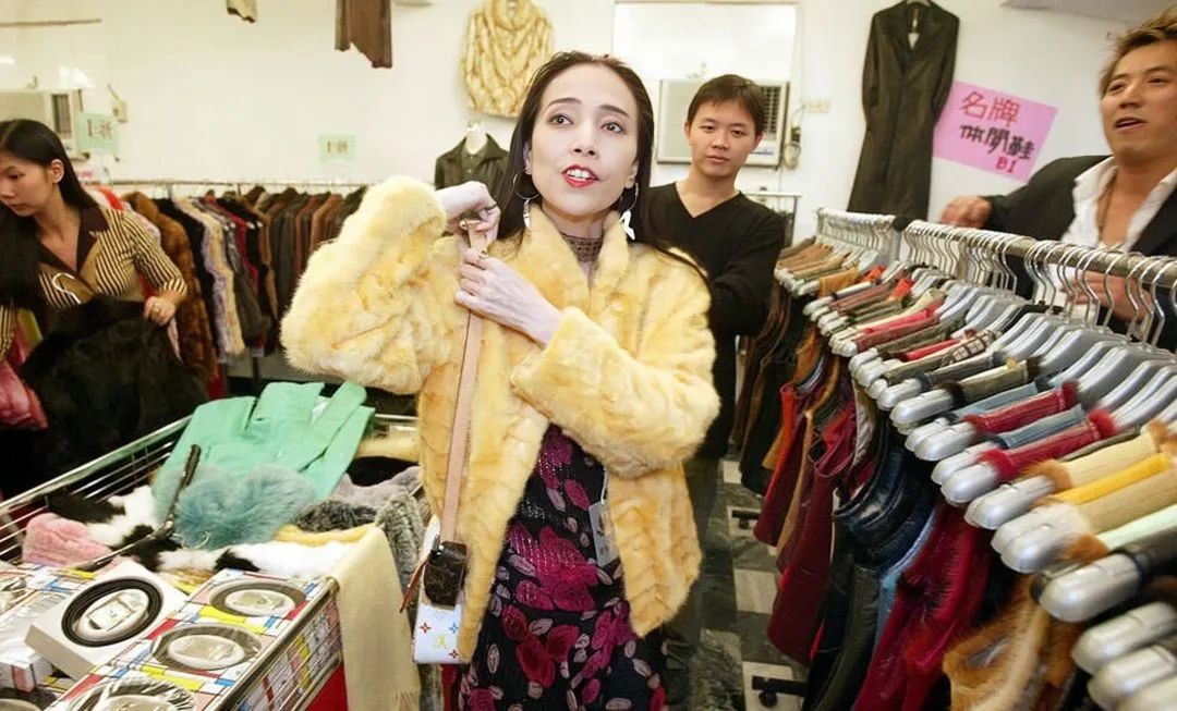 比汪小菲还疯的百亿富婆，5段婚姻历经*养包**、家暴后竟然不疯了？