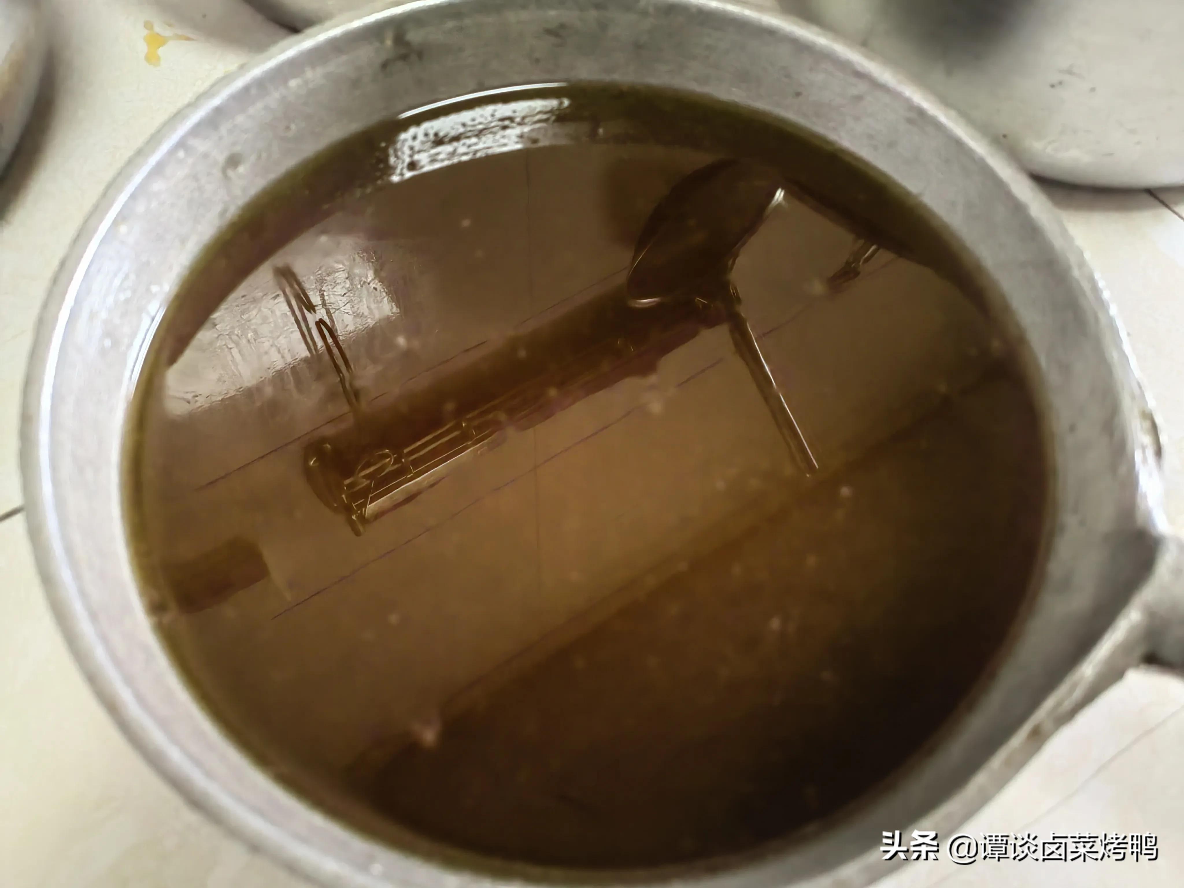 卤菜店师傅教你解决卤水发黑问题,四川卤菜卤水怎么清洗