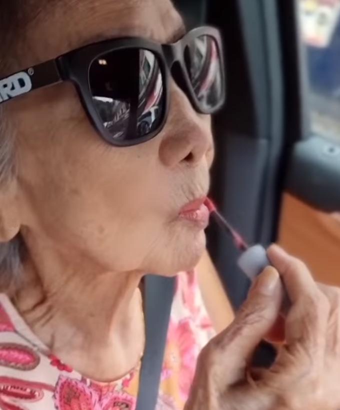 新加坡一姐陈莉萍近况，脚骨折拒绝动手术，打石膏需坐轮椅出行