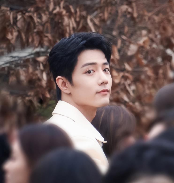 米兰时装周同款被扒反差大：肖战戴2万金戒指，李宇春帽子仅200多