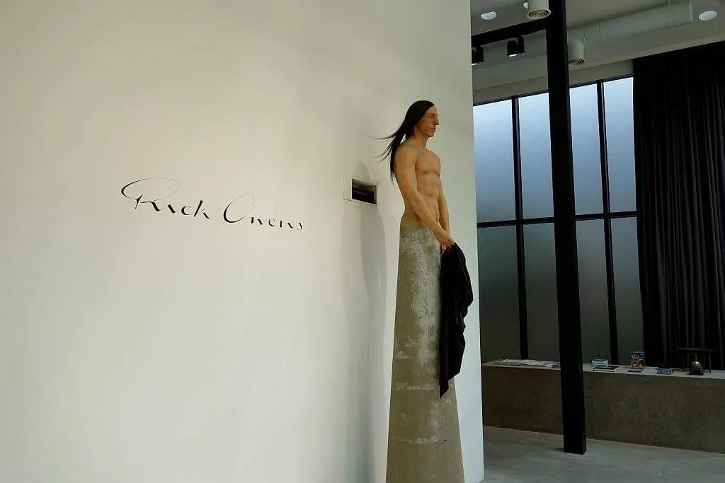 他被称时尚圈暗黑之王！神作爆红15年，侃爷以收藏他的桌子为傲？