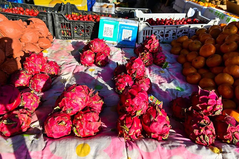 西山脚下的早市,闲逛最具人间烟火气的早市