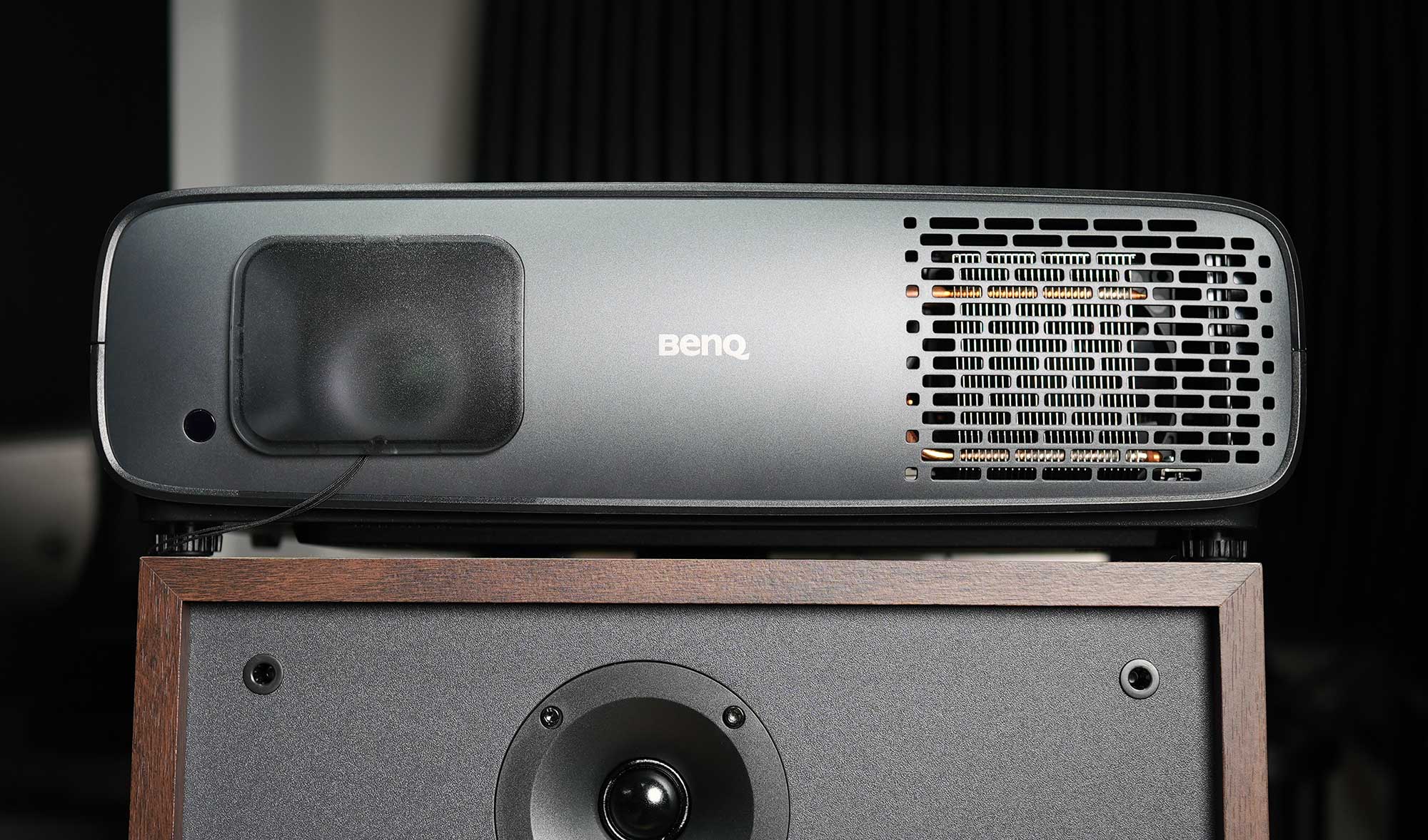 爱普生tz3000和明基4550,同价位投影仪和显示器